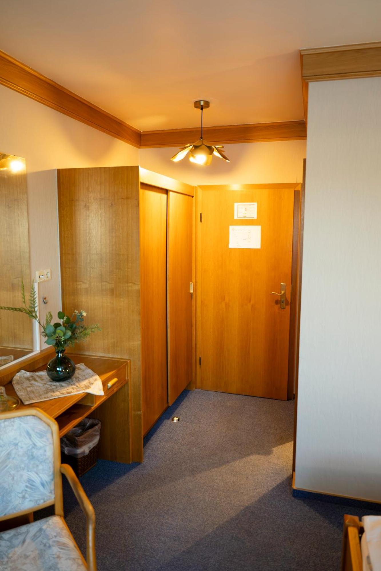 Hotel Guelser Weinstube Koblenz  Bagian luar foto