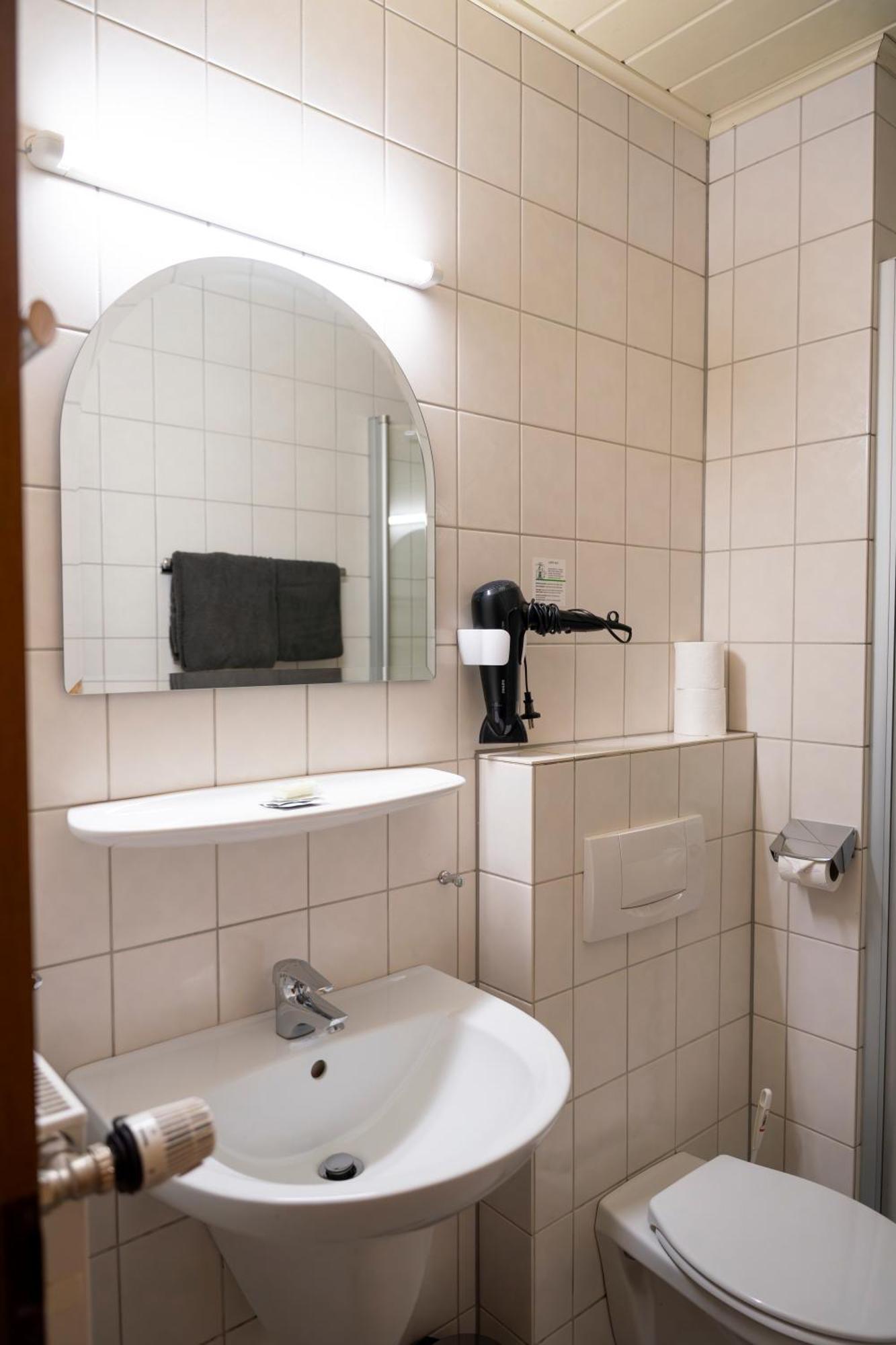Hotel Guelser Weinstube Koblenz  Bagian luar foto