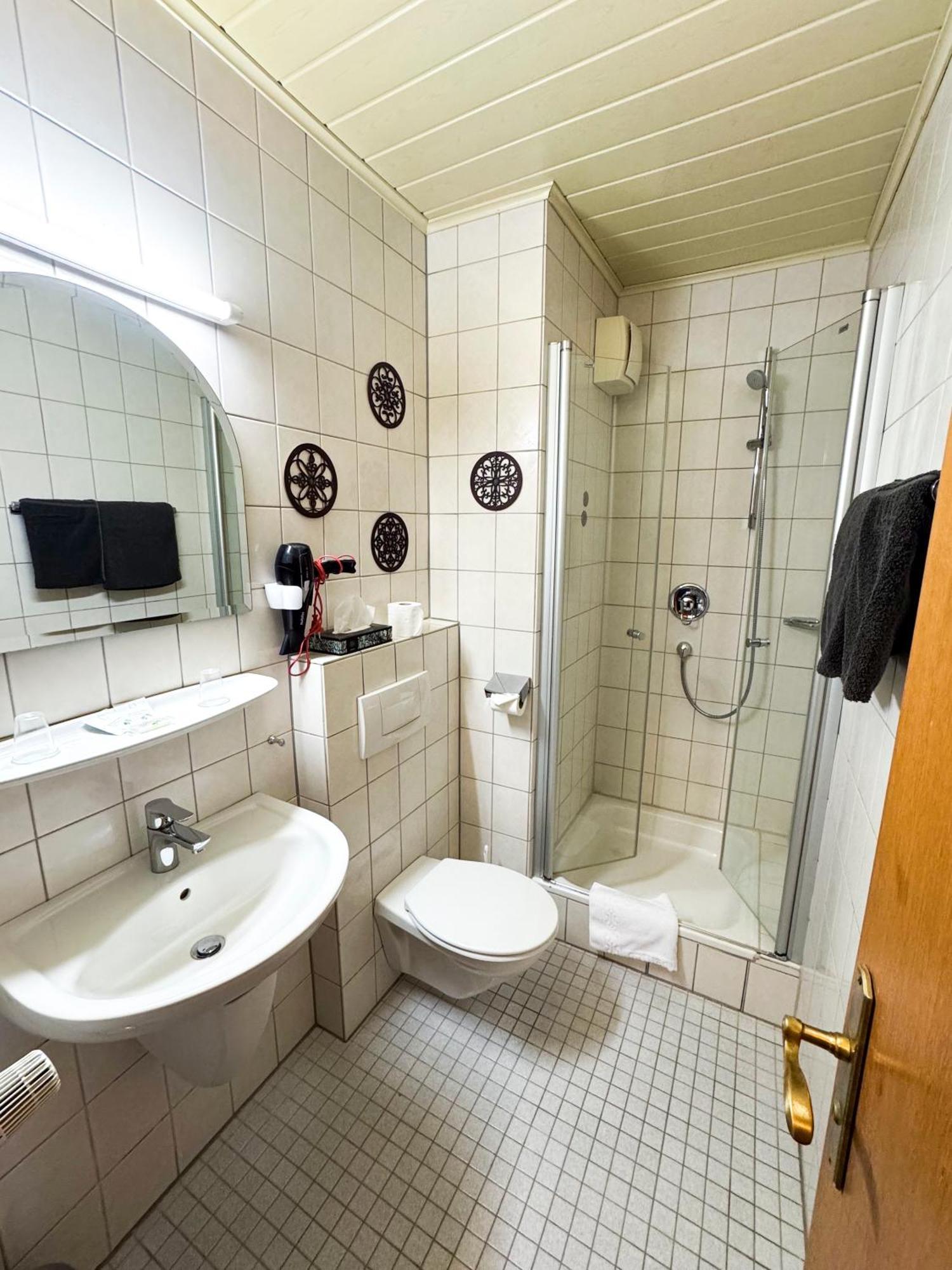 Hotel Guelser Weinstube Koblenz  Bagian luar foto