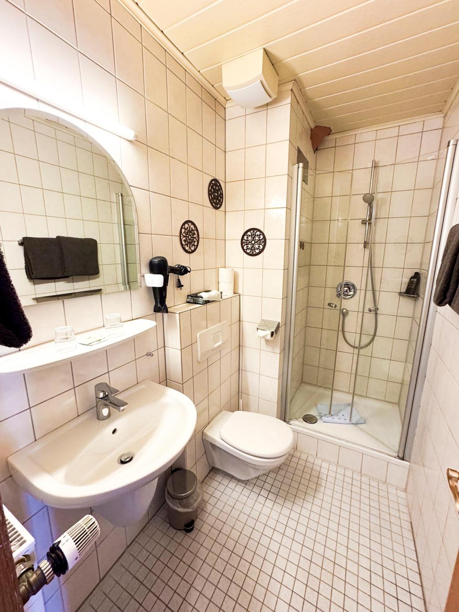 Hotel Guelser Weinstube Koblenz  Bagian luar foto